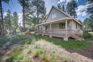 Backyard | Picnic Table | Furnished Deck