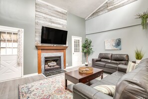 Living Room | Cable/Satellite TV | Gas Fireplace