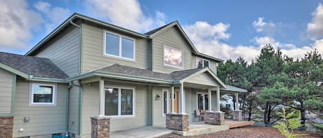 Bandon Vacation Rental | 4BR | 3BA | 2,680 Sq Ft | Step-Free Access