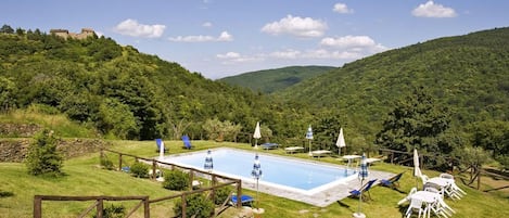 Cloud, Sky, Water, Plant, Mountain, Swimming Pool, Natural Landscape, Tree, Highland, Leisure