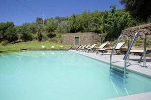 L'Eau, Plante, Propriété, Ciel, Piscine, Bâtiment, Bleu Azur, Chaise, Arbre, Mobilier De Jardin