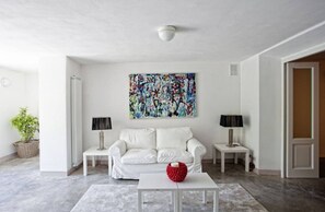 Couch, Property, Furniture, Plant, Table, Wood, Comfort, Living Room, Interior Design, Houseplant