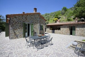 Meubles, Ciel, Table, Propriété, Plante, Chaise, Bâtiment, Arbre, Éclairage, Architecture