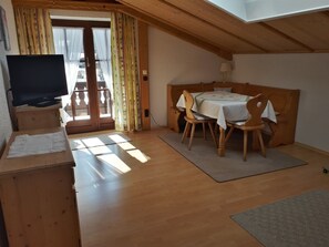 Ferienwohnung 86 qm, Balkon, Küche, 2 Schlafzimmer, Wohnzimmer, max. 4 Personen-Essecke