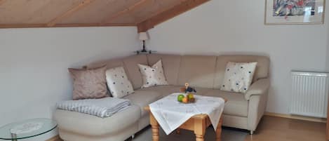 Ferienwohnung 86 qm, Balkon, Küche, 2 Schlafzimmer, Wohnzimmer, max. 4 Personen-Wohnzimmer