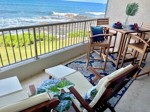 Relax and watch the surfers and sea turtles while you enjoy your breakfast! 