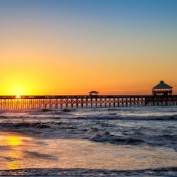 Fishing or strolling on the pier is fun, catch the sunrise every morning by staying at the beach!