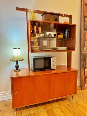 (Kitchen) retro features with microwave