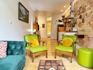 (Living room)