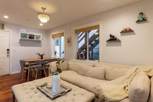 Elegant Radiance: Stylish and Bright Living/Dining Room Retreat