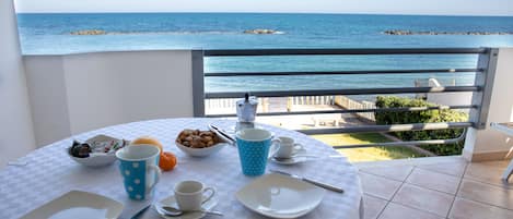 Colazione in terrazza con vista mare