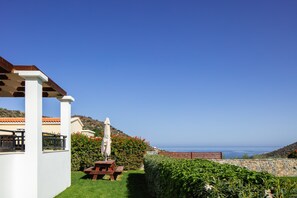Spend lazy afternoons in the garden conversing and indulging in afternoon tea. 