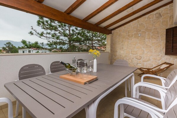 Outdoor dining