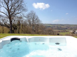 Hot tub | The Cow Shed - Westpitt Farm, Butterleigh, near Tiverton