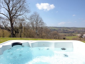 Hot tub | The Cow Shed - Westpitt Farm, Butterleigh, near Tiverton