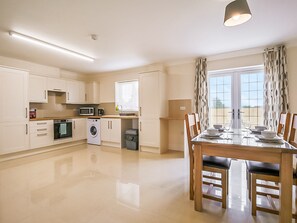 Kitchen/diner | 4 Dawson Court - Dawson Park, Mablethorpe