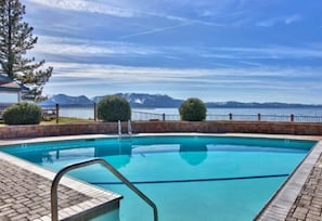 Luxury Lakeland Condo steps to the beach . Two Large pools and Hot Tubs , Tennis courts and Private Beach access just steps from your door!!! Watch the 4th of July Fireworks!!!