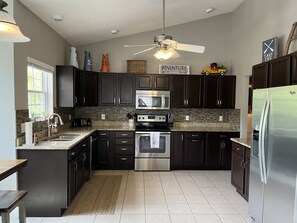 Beautiful, spacious kitchen w/ stainless steel appliances & granite countertops