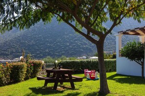 Children will love to play in the large garden. 
