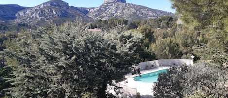 La piscine vue de la maison, le Garlaban en paysage