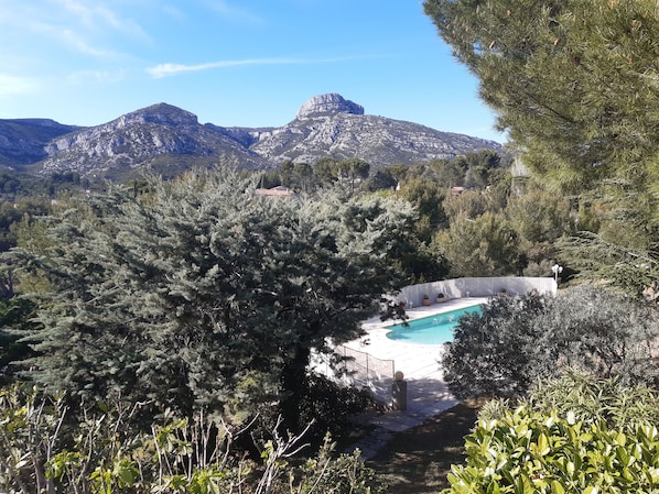 La piscine vue de la maison, le Garlaban en paysage