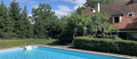 Piscine de 5x10m (opérationnelle entre juin et septembre) Rénovée en 2022