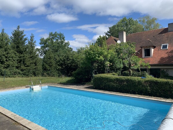 Piscine de 5x10m (opérationnelle entre juin et septembre) Rénovée en 2022