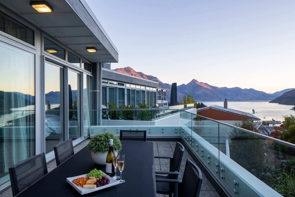 Expansive Balcony with Stunning Views and BBQ – Unwind on this large balcony, complete with a BBQ grill and breathtaking views of Lake Wakatipu and the mountains, perfect for outdoor dining and entertaining.