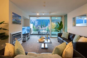 Stylish Lounge Area with Modern Comforts – Relax in this elegantly designed living room, boasting contemporary furnishings and luxury finishes for an inviting atmosphere.