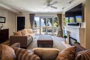 Super cozy living area just a 10-meter walk to the beach by esplanade, Queenstown.