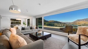 Enjoy a beautiful and spacious lounge with a live painting at Queenstown's five star accommodation