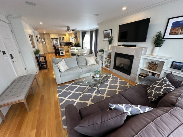 Living Room w/ Gas Fireplace