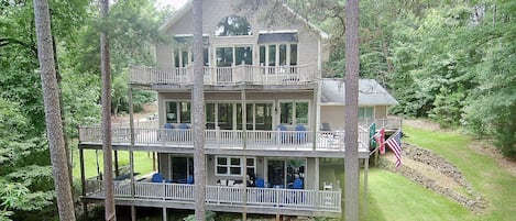 Lakefront Gem - 3 story decks, direct lakefront on Lake Hartwell