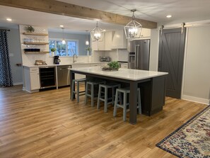 Full kitchen with center island & quartz countertops