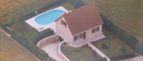 Vue aérienne sur la maison et la piscine