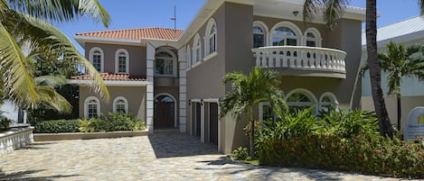 Casa del Sol, 4 bedroom villa plus apartment in West Bay.