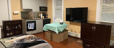 Apt 3C Studio with a Full Size Bed
