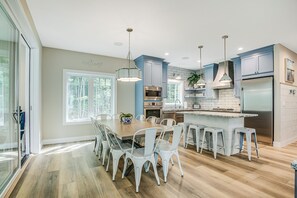 Kitchen, Great Room
Dining Table with Seating for 10