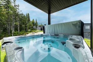 Private spa tub