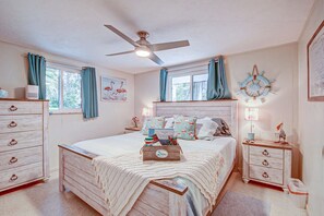 Master Bedroom, King adjustable bed, sleeps 2.