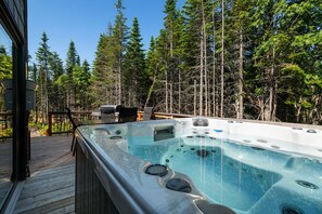 Private spa tub