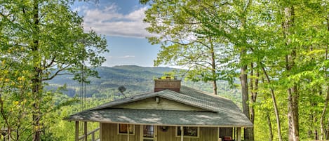 Welcome to Hummingbird Hideaway! A 3 bed, 2 bath mountain refuge.