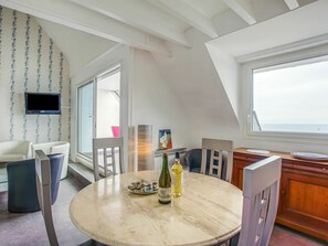 Table, Propriété, Meubles, Cabinetry, Fenêtre, Bois, Bâtiment, Comptoir, Cuisine, Chaise