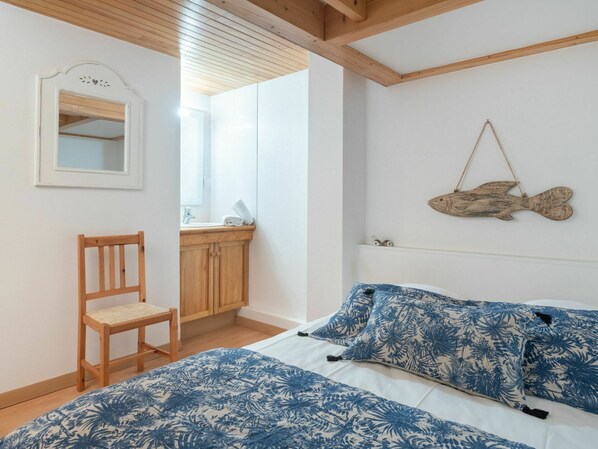 Bâtiment, Meubles, Propriété, Cabinetry, Confort, Bleu, Bleu Azur, Porte, Bois, Sol