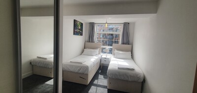 Modern City Centre Apartment with Proximity to Station,Stores, Restaurants & Gym