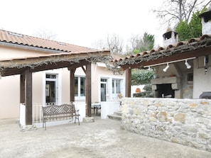 terrasse avec barbecue