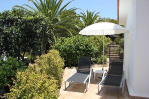 Seitliche Terrasse