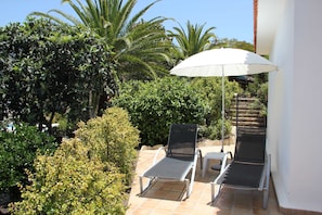 Seitliche Terrasse