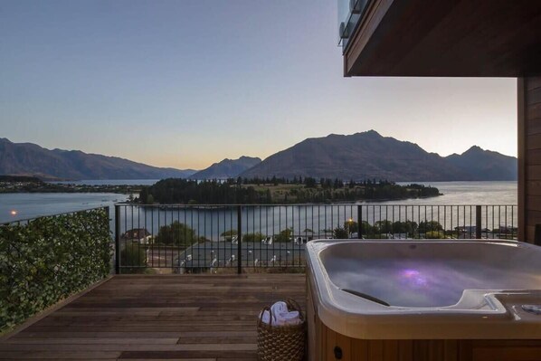 Hot tub overlooking the mountains from your private Queenstown spa