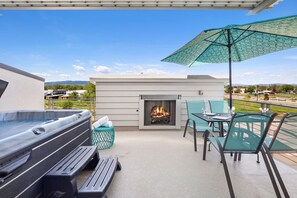 Rooftop Deck with Fireplace, Hot Tub and Amazing Views!